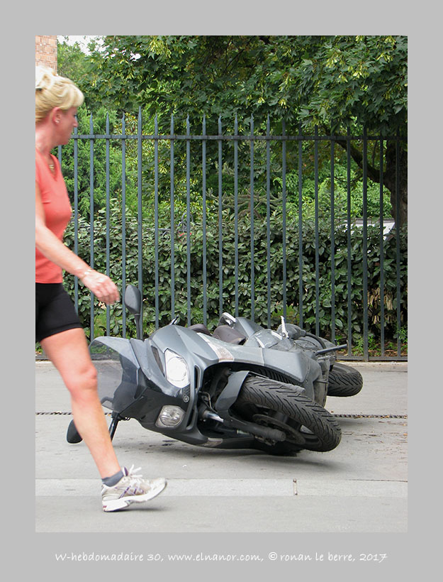 photographie, femme, marche, moto couché, grille, nature, rue, w-hebdo 30, année 2017 , ronan le berre, elnanor, imagier